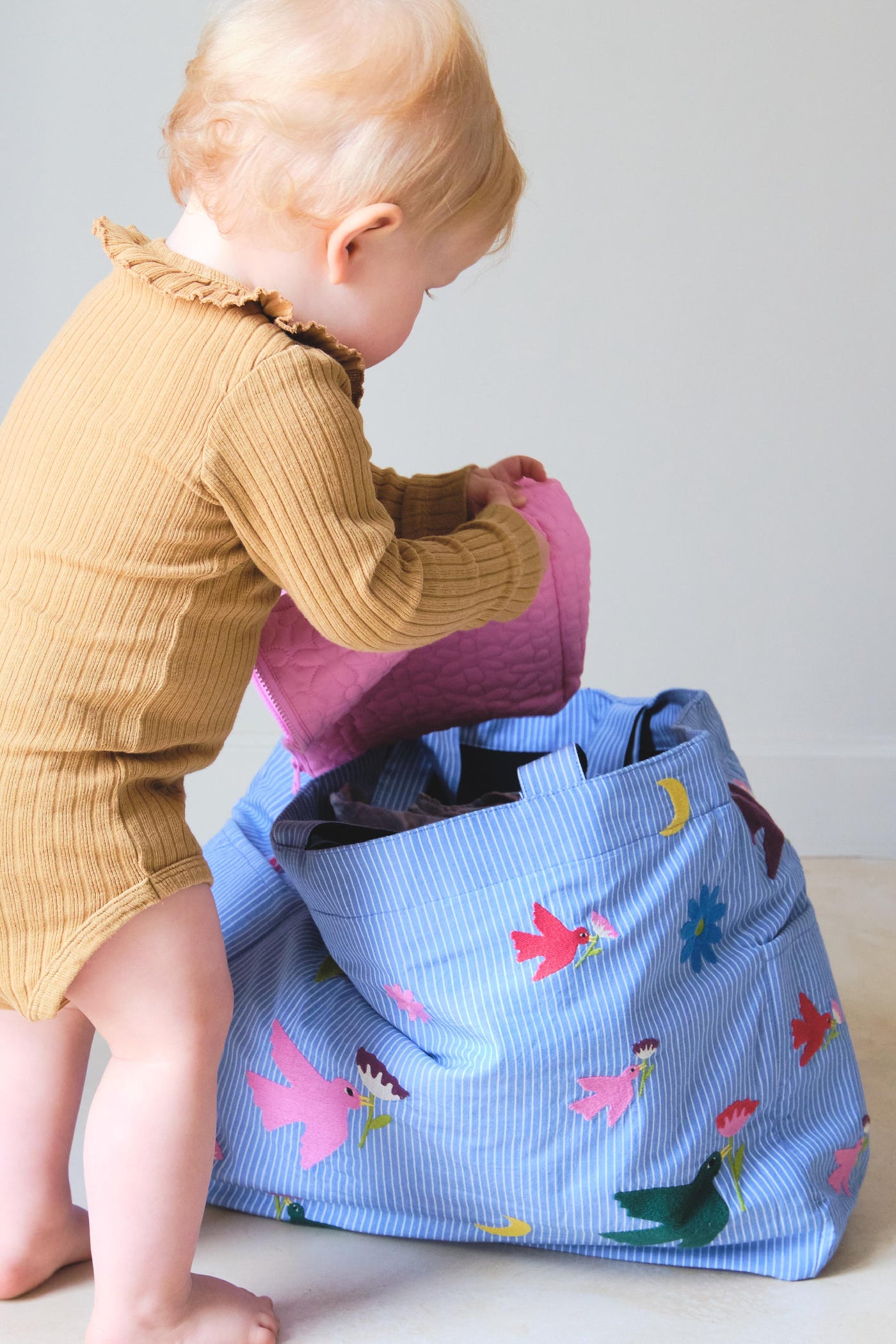 NOTRE MISSION, VOUS PROPOSER DES ACCESSOIRES BIEN PENSÉS AU STYLE ASSUMÉ
Chez 26 paradis, nous réinventons la décoration pour la chambre de bébé en cassant les codes de la puériculture.
Nous revendiquons notre style grâce à des collections unisexes ancrées dans la tendance, qui évoluent au fil des saisons.