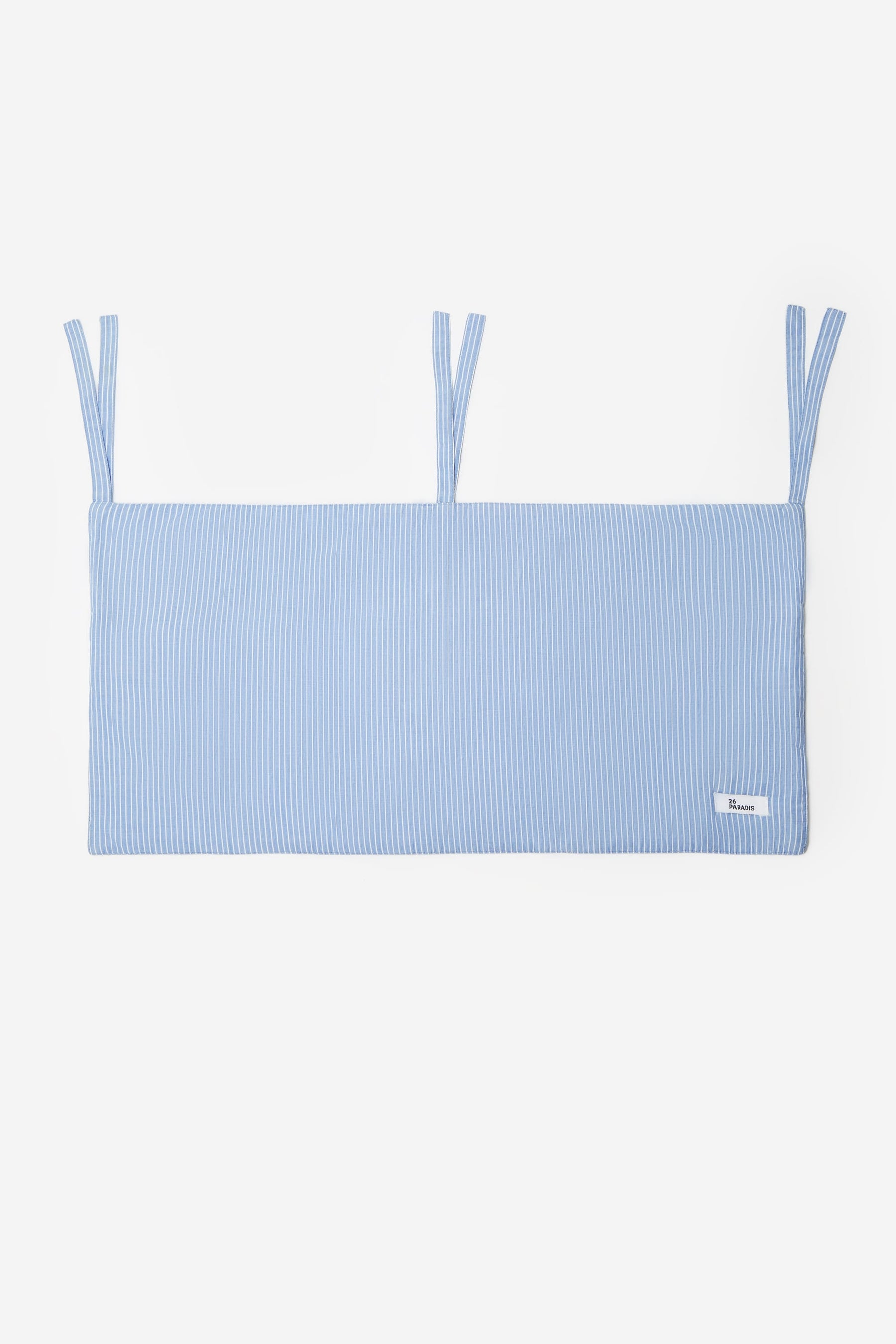Découvrez notre pochette organisateur de lit en trois compartiments, idéale pour ranger les histoires du soir, la tétine et les doudous. Conçue en coton certifié OEKO-TEX, elle apporte une touche de style et de raffinement à la chambre de votre bébé grâce à sa broderie placée joyeuse et aux couleurs éclatantes. Sa taille idéale lui permet de s'adapter aux berceaux 120x60cm ou 140x 70cm. Véritable touche décorative, elle apporte une solution de rangement design.26PARADIS