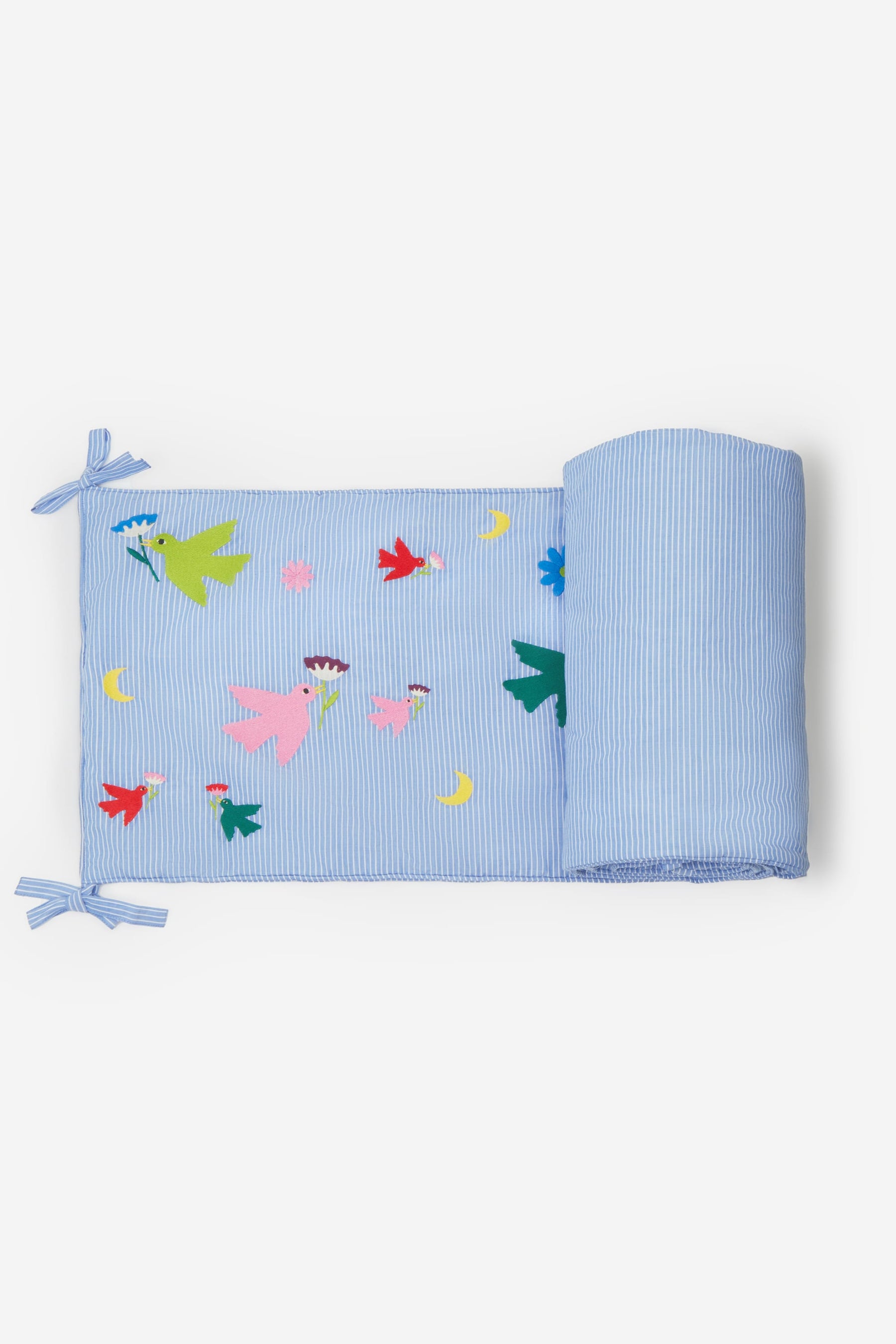 tour de lit en coton brodé design et réconfortant. Entièrement brodé avec notre motif iconique aux couleurs éclatantes sur du coton certifié oeko-tex.26 PARADIS