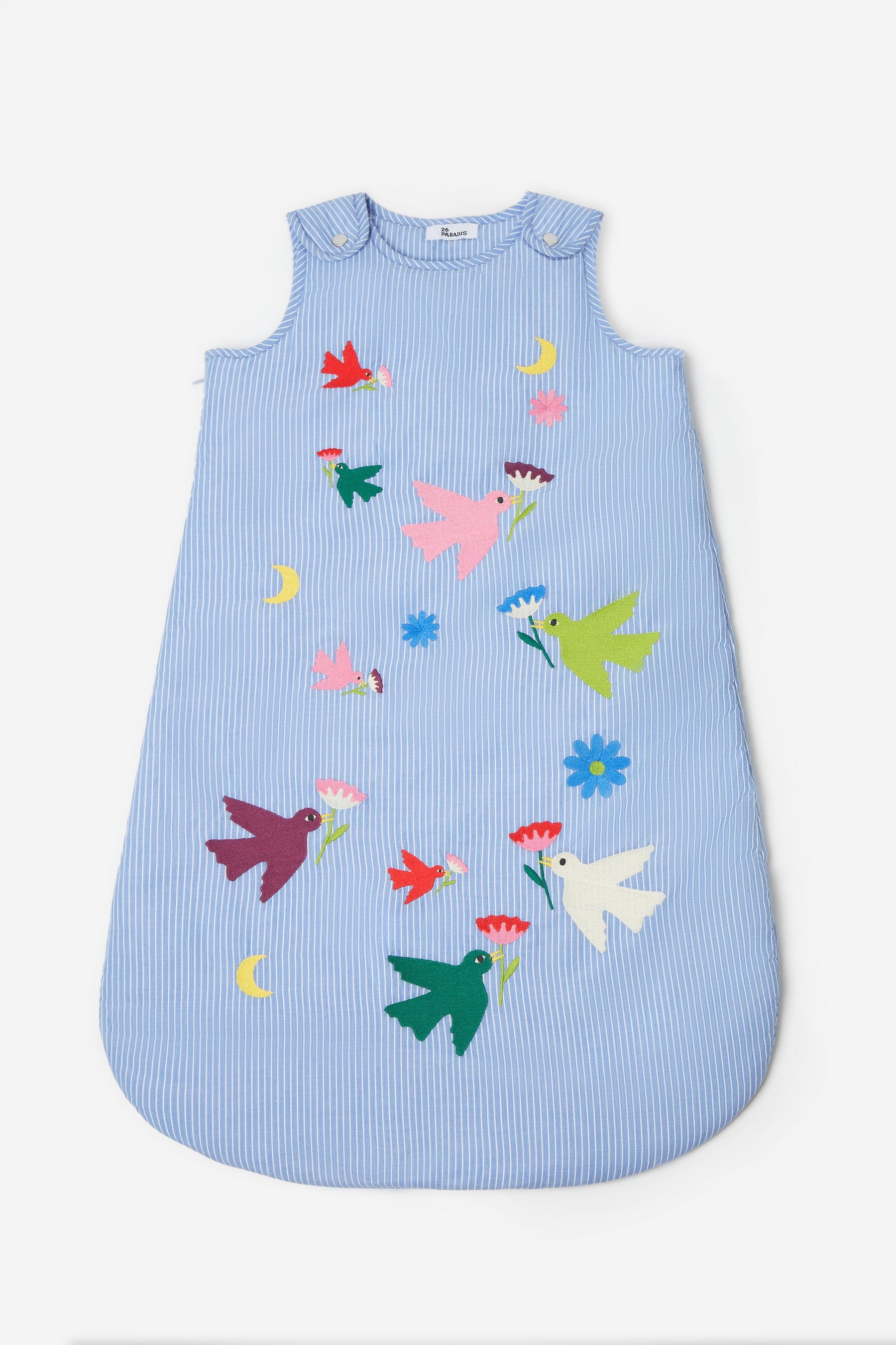 Découvrez notre gigoteuse en coton brodé, design et douillette pour les bébés de 6 à 18 mois.26 PARADIS