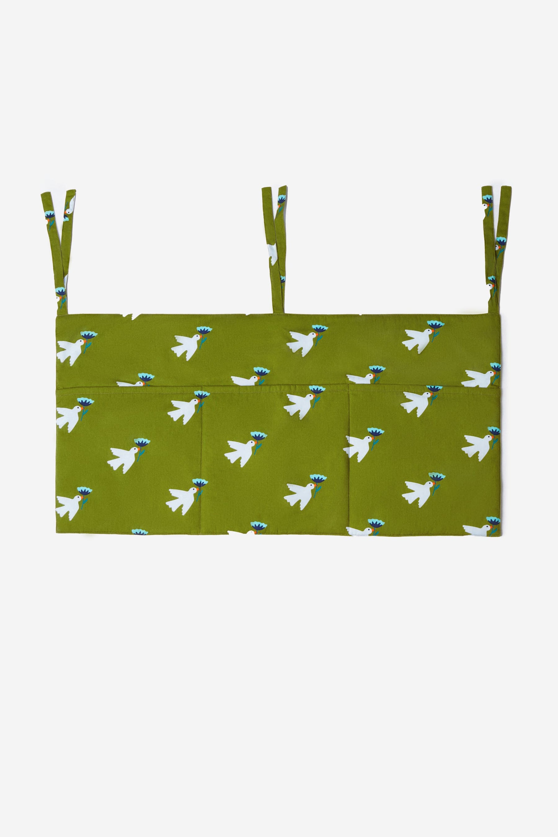 pochette organisateur de lit imprimé avec le motif allover oiseau. Dotée de trois compartiments, elle est idéale pour ranger les histoires du soir, la tétine et les doudous. 26 PARADIS