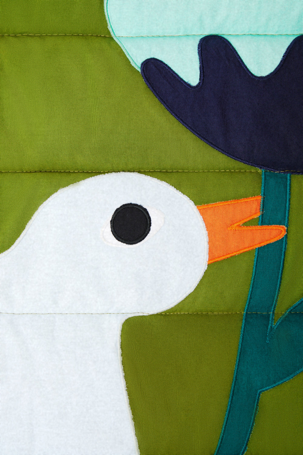 Le patchwork en forme d'oiseau est sublimé par une technique d'application utilisant un point de broderie.Savoir faire Indien. 26 PARADIS