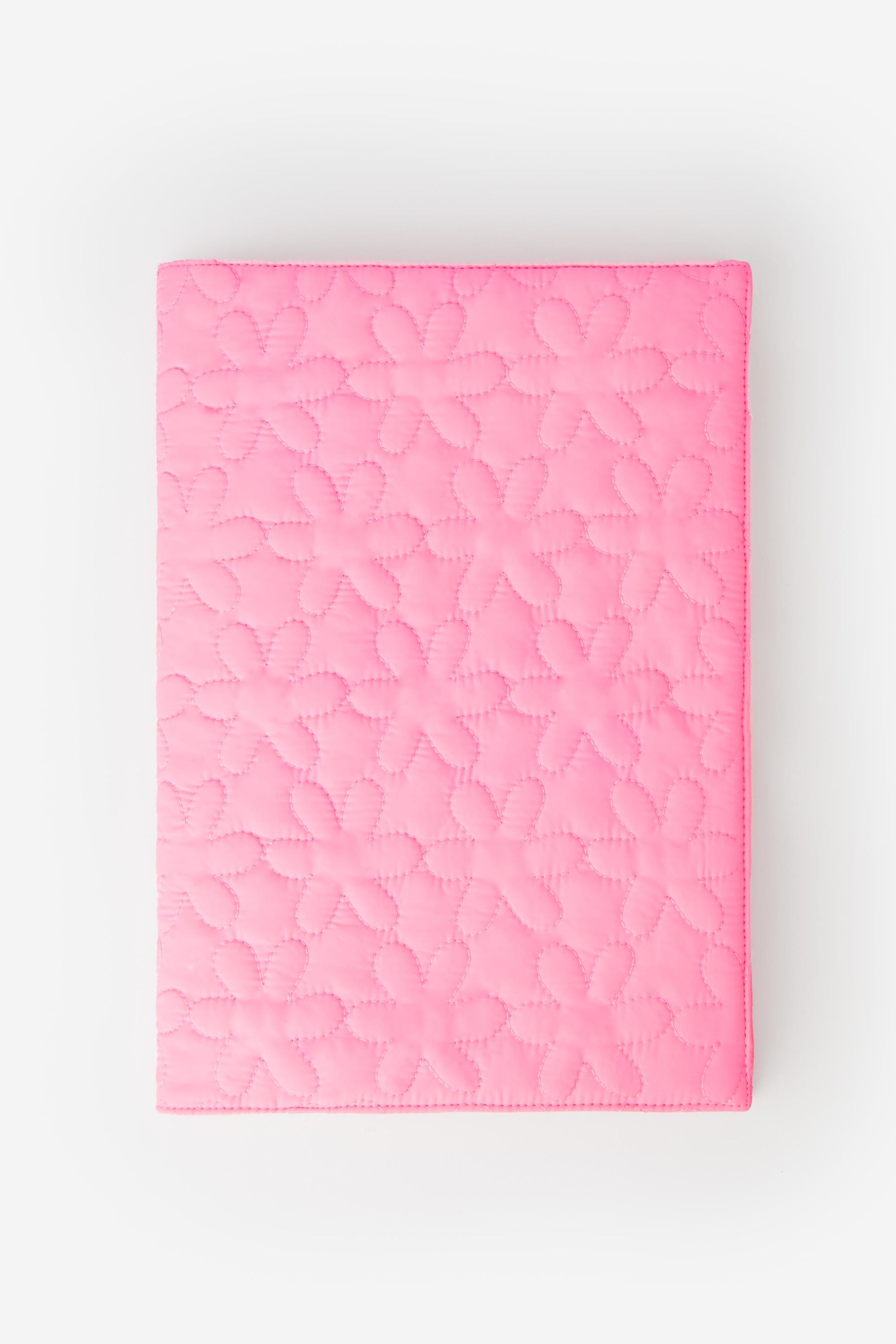 Protège cahier adapté au format carnet de santé. En nylon rose, matelassé motif fleurs. 26 paradis.