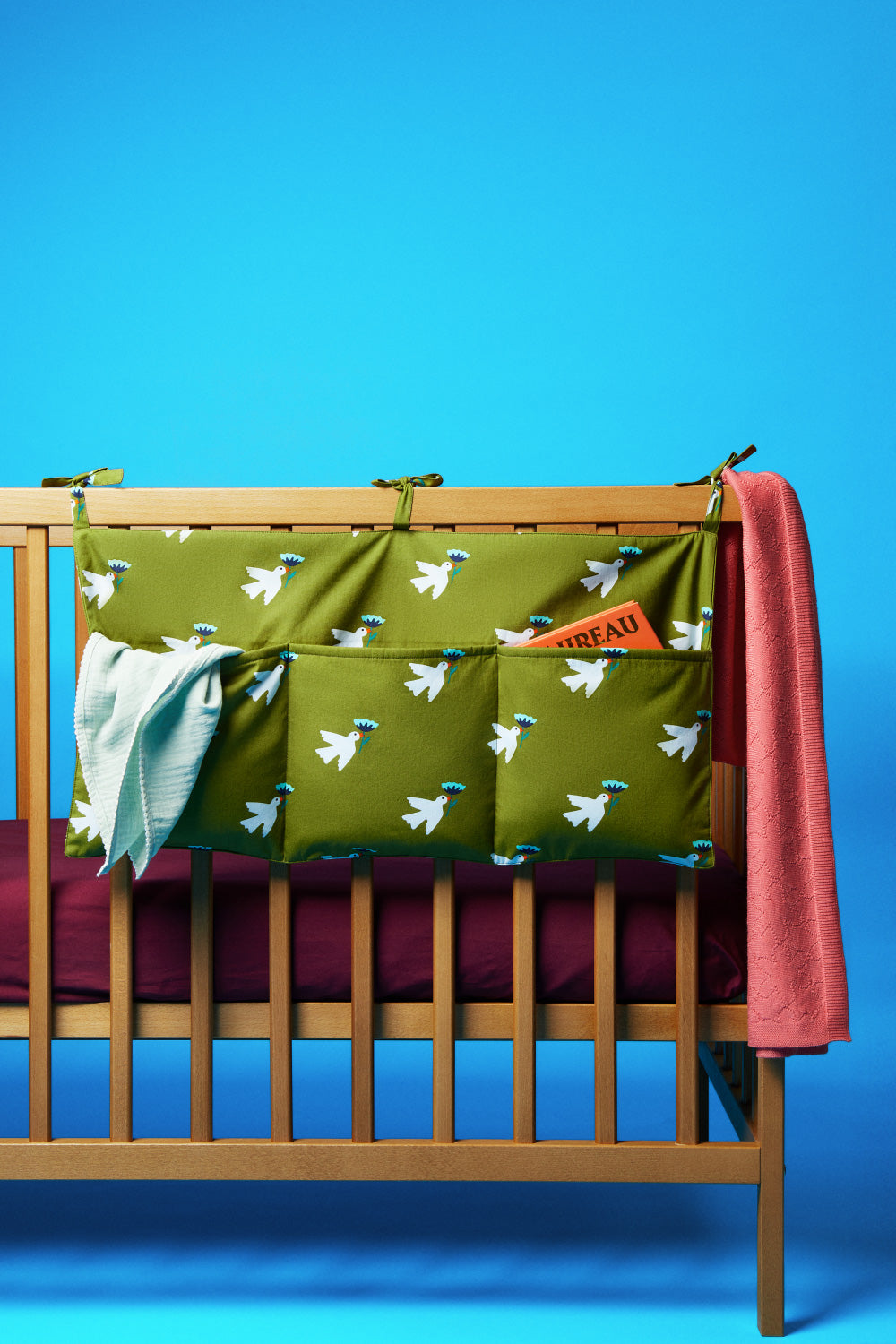Découvrez notre pochette organisateur de lit imprimé avec le motif allover oiseau. Dotée de trois compartiments, elle est idéale pour ranger les histoires du soir, la tétine et les doudous. Mode et unisexe, c'est la touche de décoration pour une chambre de bébé affirmée. Conçue en coton doux certifié oeko-tex, elle s'adapte aux lits 120x60cm ou 140x 70cm. 26 PARADIS