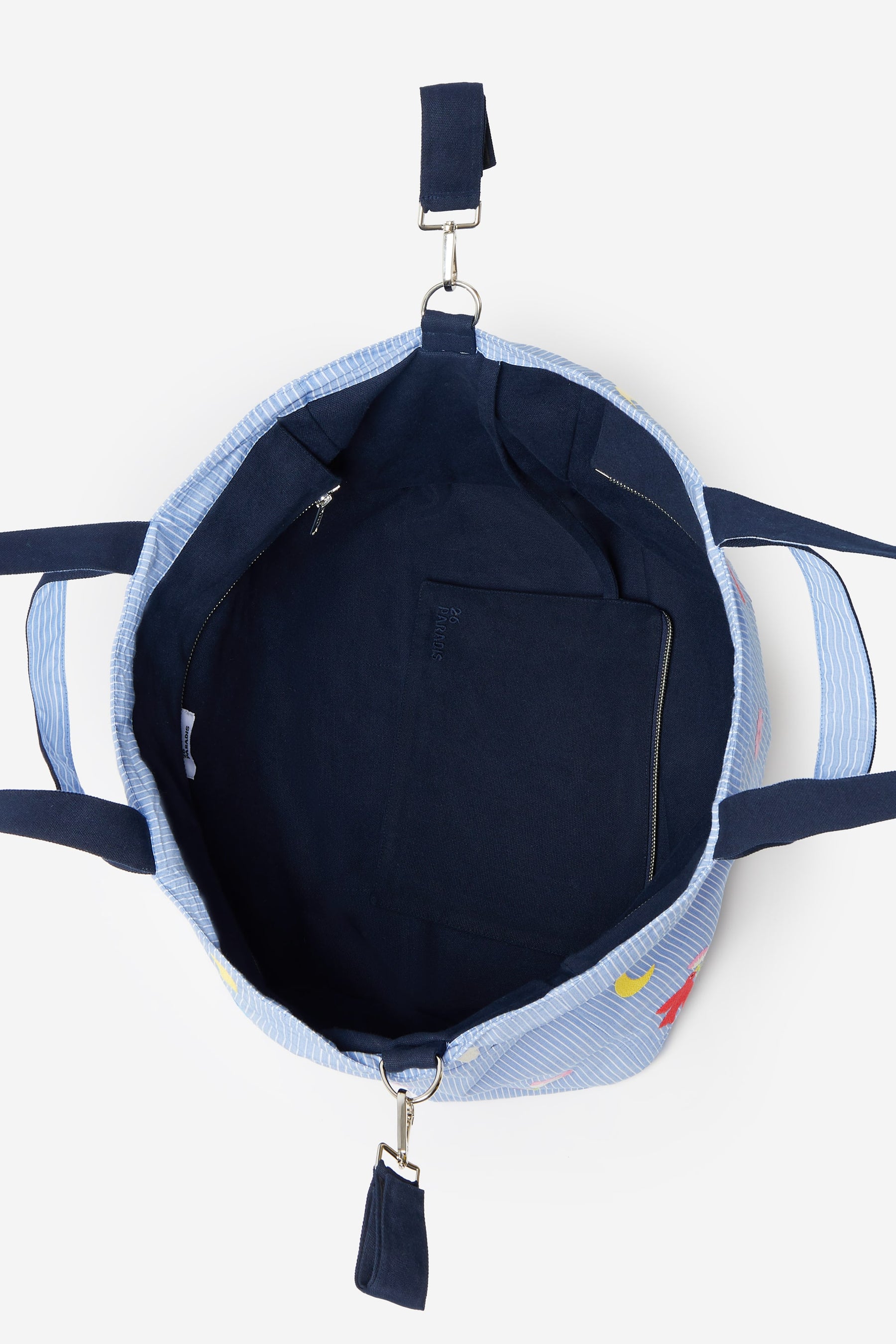 Sac à langer, pratique pour glisser tous les essentiels nécessaires à bébé. En canvas de coton doublé, poches de rangement, compartiments biberon et couches, attaches poussette pour facilité le quotidien. Un sac à emmener dans tous vos déplacements.