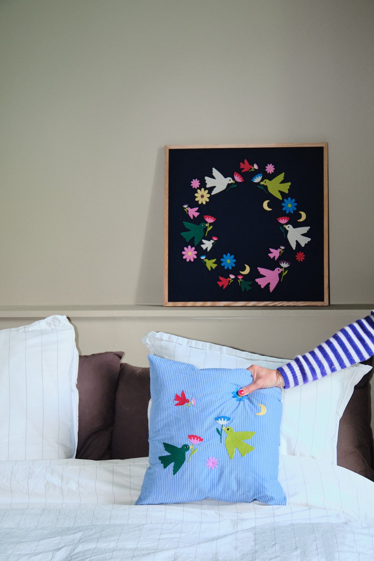 COUSSIN - COTON BRODÉ MULTICOLORE OISEAUX