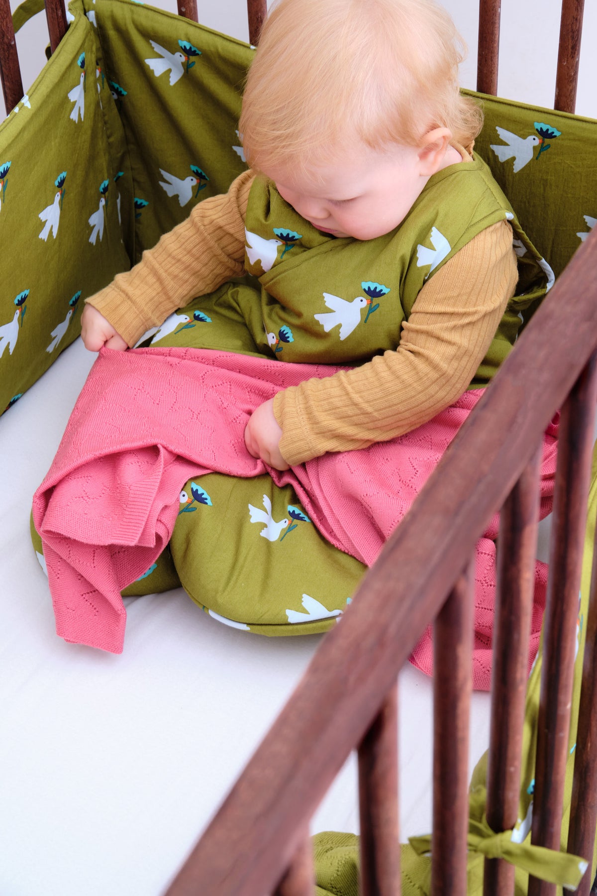 collection 26 paradis, en coton imprimé all over oiseaux. indispensables bébé unisexe. Tour de lit, tapis d'éveil, coussin ou gigoteuse, des accessoires qui font plaisir. 