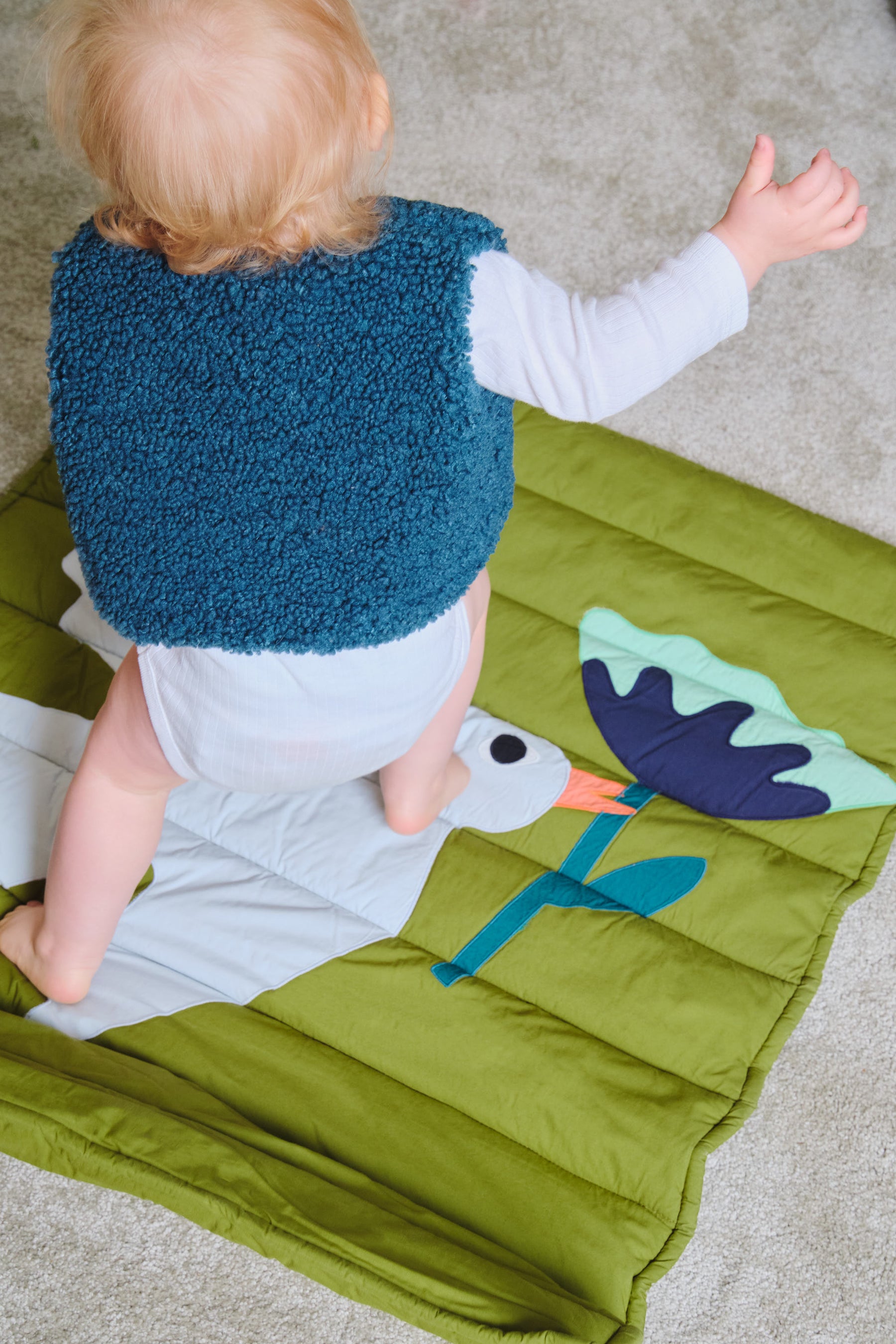 tapis d'éveil pour bébé. Matelassé avec un motif oiseau en patchwork. mise en scène sur un lit bébé. 26 PARADIS