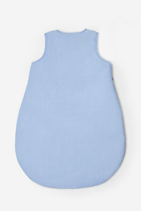 Découvrez notre gigoteuse, turbulette en coton brodé, design et douillette pour les bébés de 0 à 6 mois.26 PARADIS