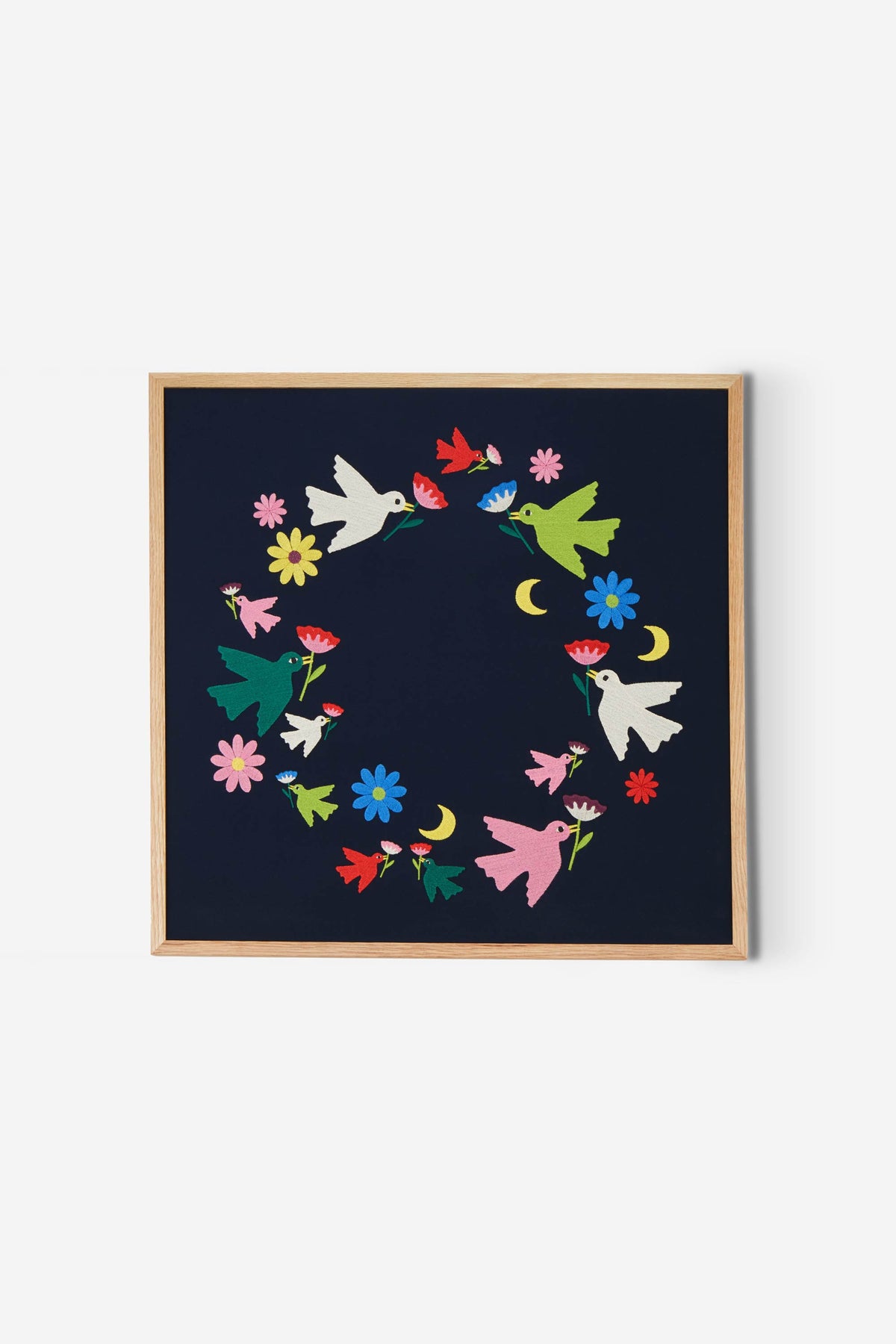 Ce tableau brodé est ideal pour décorer la chambre de votre enfant. Broderie multicolore sur tissu en coton coloris marine. Motifs: oiseaux, lunes et fleurs. 26 paradis