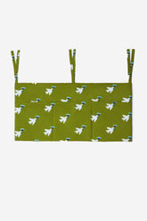 pochette organisateur de lit imprimé avec le motif  allover oiseau. Dotée de trois compartiments, elle est idéale pour ranger les histoires du soir, la tétine et les doudous. 26 PARADIS
