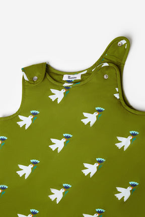 Découvrez notre gigoteuse en coton avec le motif allover oiseau, design et confortable pour les bébés de 6 à 18 mois. 26 PARADIS