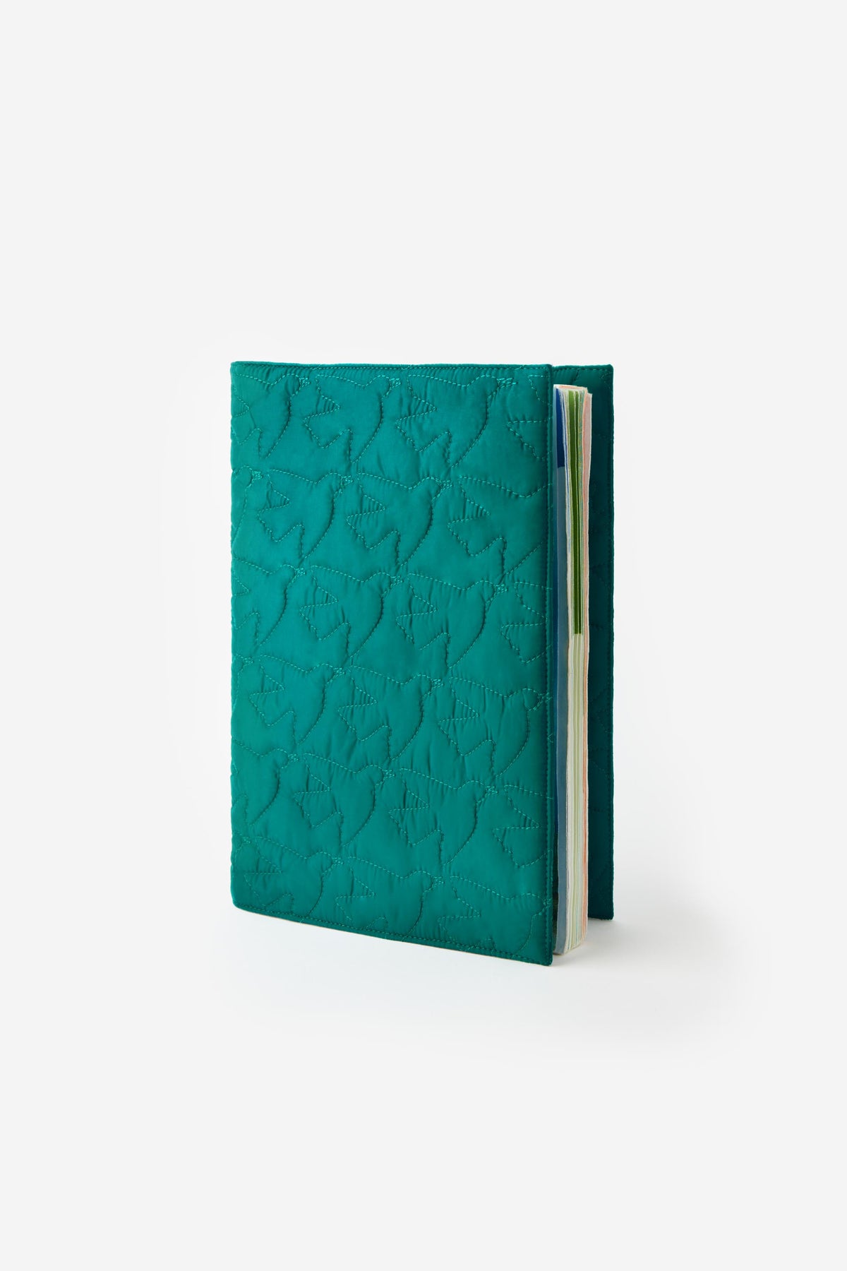Protège cahier adapté au format carnet de santé. En nylon vert, matelassé motif oiseaux. 26 paradis.