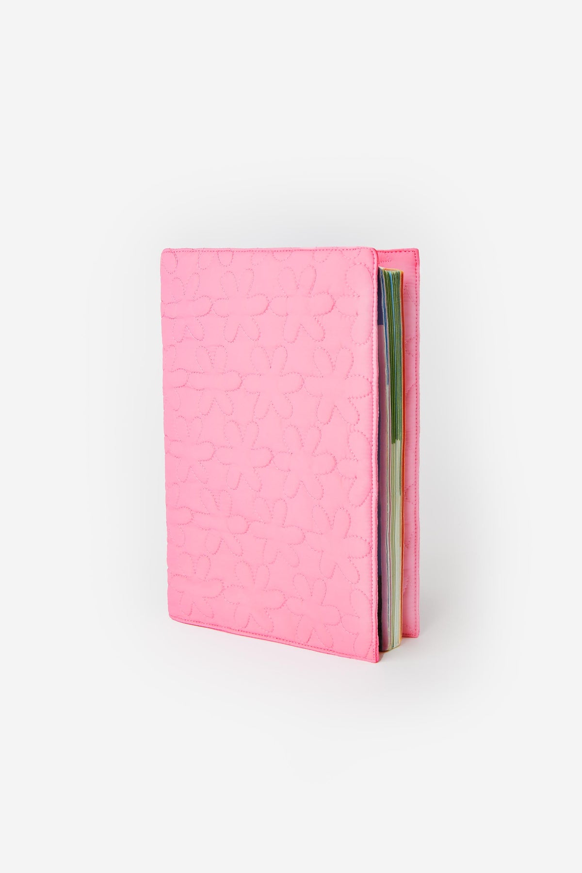Protège cahier adapté au format carnet de santé. En nylon rose, matelassé motif fleurs.  26 paradis. 