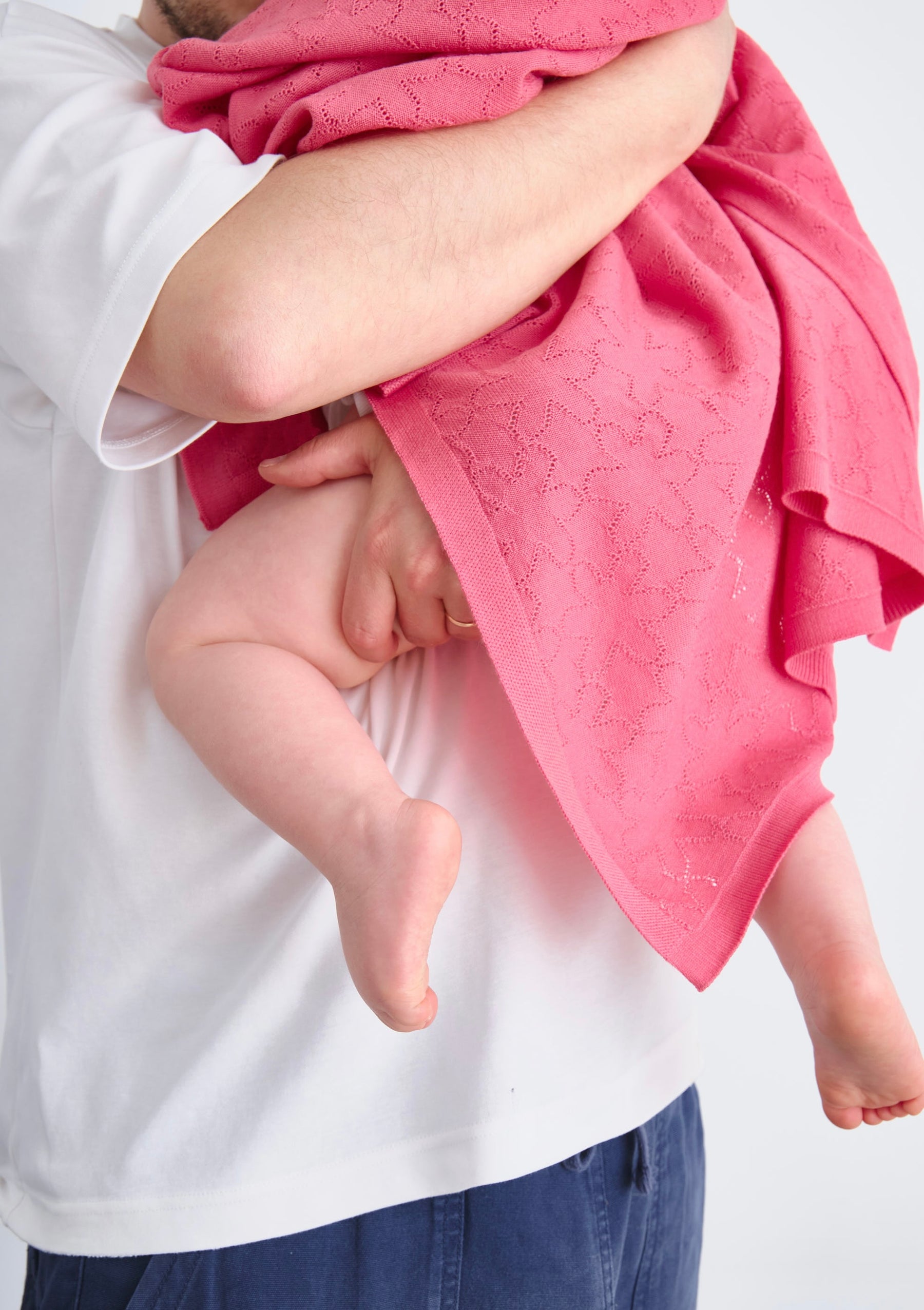 Découvrez notre couverture bébé en laine mérinos extrafine d'une douceur exceptionnelle. Objet indispensable de la chambre de bébé, notre couverture apporte aussi la touche nécessaire de couleur et de décoration. La finesse de sa maille en fait une couverture ultra légère, parfaite pour maintenir votre enfant au chaud été comme hiver. 