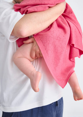 Découvrez notre couverture bébé en laine mérinos extrafine d'une douceur exceptionnelle. Objet indispensable de la chambre de bébé, notre couverture apporte aussi la touche nécessaire de couleur et de décoration. La finesse de sa maille en fait une couverture ultra légère, parfaite pour maintenir votre enfant au chaud été comme hiver. 