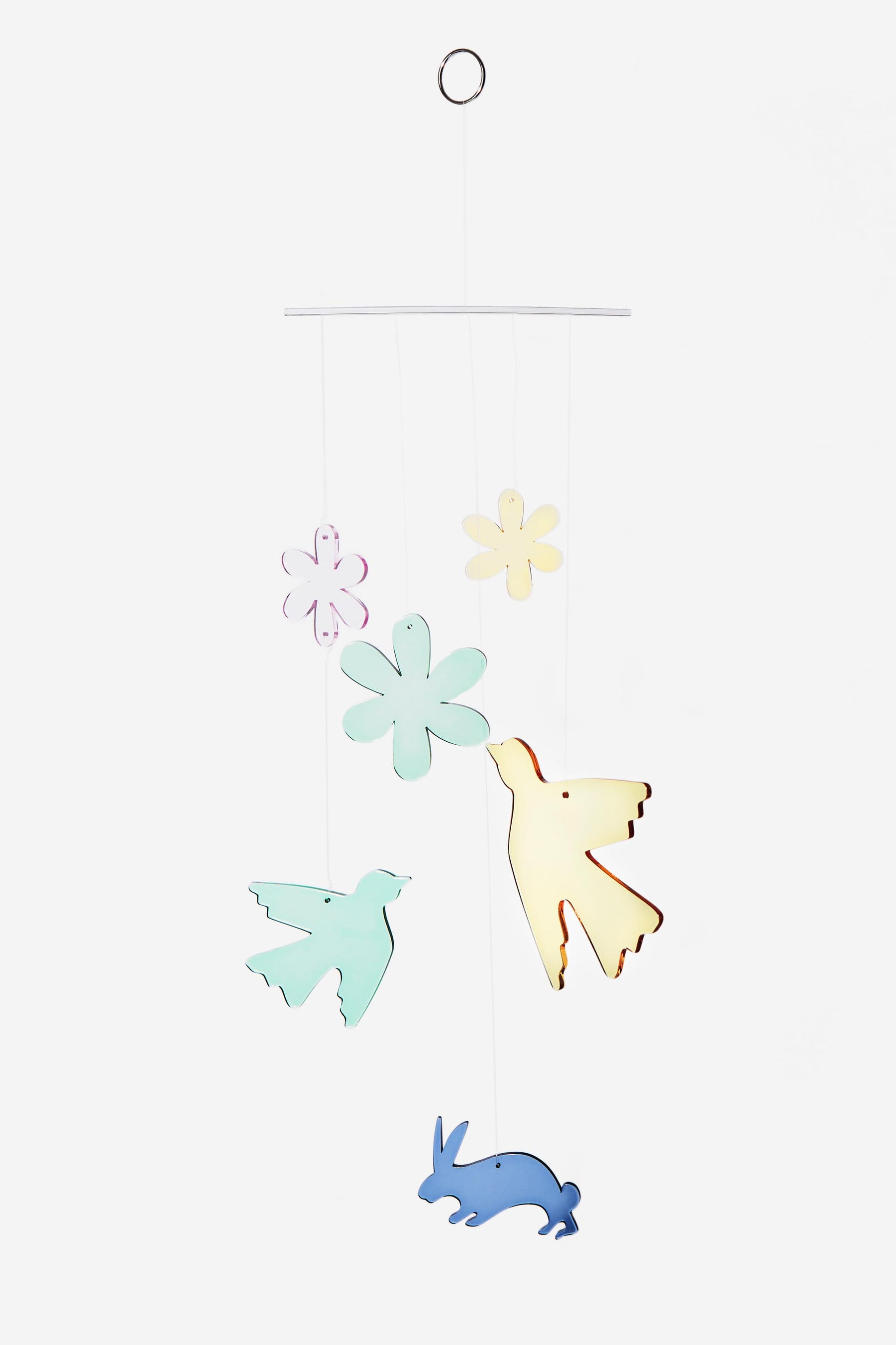 Mobile simple, élégant, coloré et design. Oiseaux, lapin et fleurs en plexiglass pour une touche coloré transparente. Véritable jeux d'ombres et de lumières, idéal pour capter l'attention des bébés. Mobile design et ludique ! 26 PARADIS