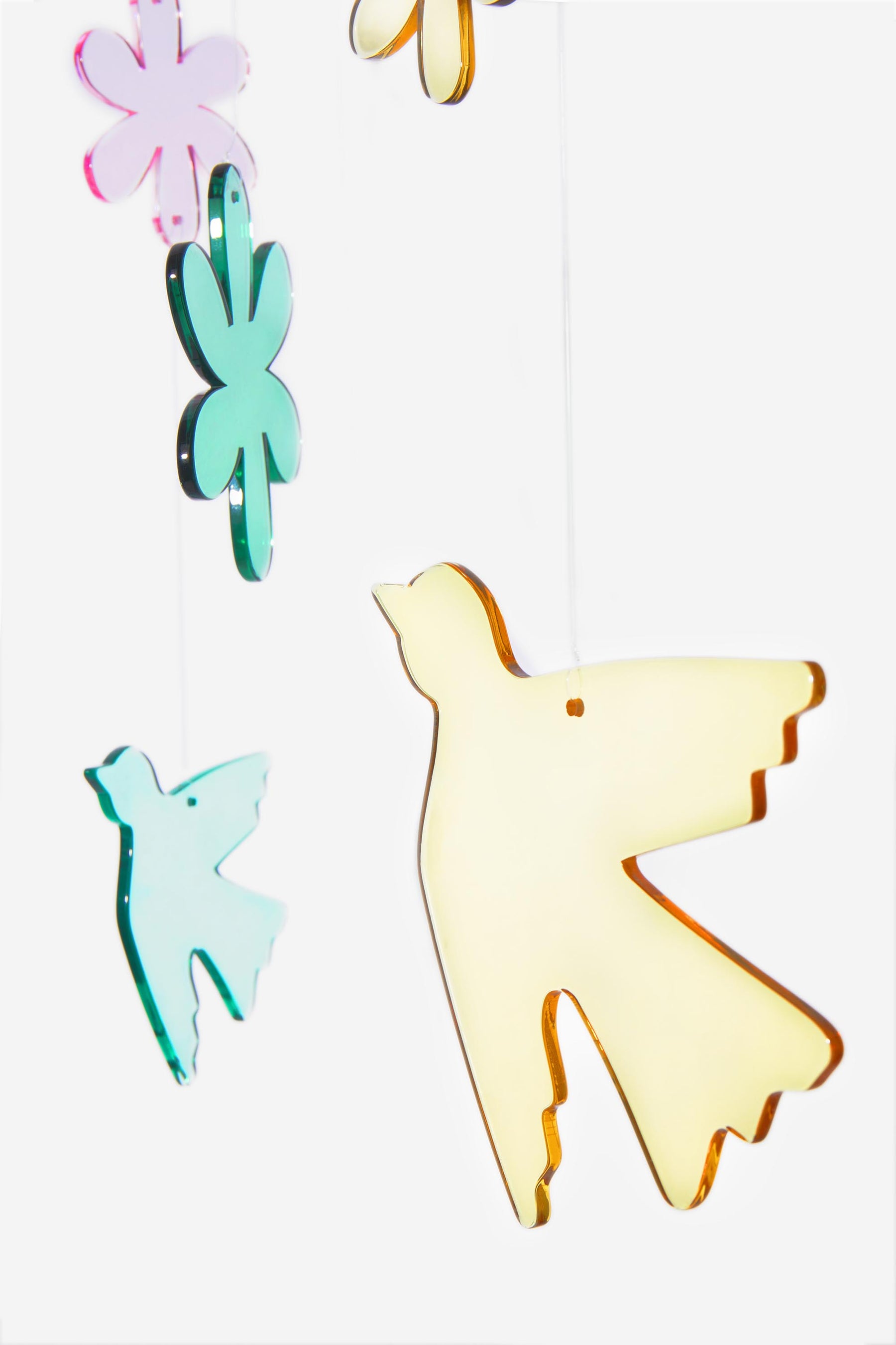 Mobile simple, élégant, coloré et design. Oiseaux, lapin et fleurs en plexiglass pour une touche coloré transparente. Véritable jeux d'ombres et de lumières, idéal pour capter l'attention des bébés. Mobile design et ludique ! 26 PARADIS