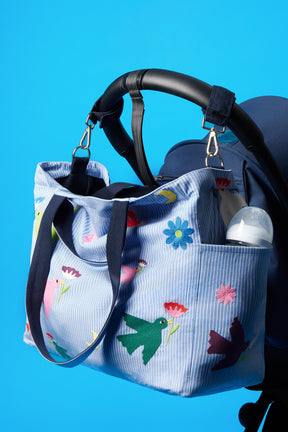 26 PARADIS a imaginé pour vous un sac à langer mode et pratique. Il est parfaitement adapté à toutes les poussettes avec son système d'attaches amovibles. Mis à scène sur cette photo avec une poussette BABYZEN yoyo.